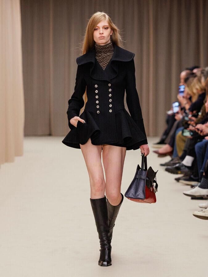 defile mcqueen automne-hiver 2026-2027 à la fashion week de paris