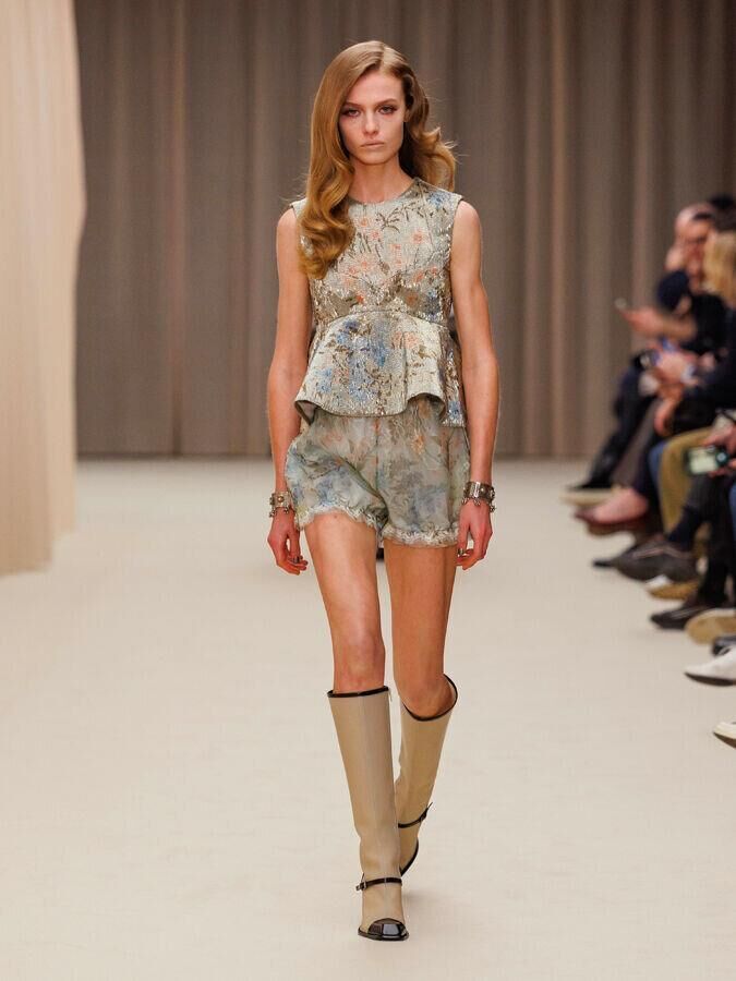 defile mcqueen automne-hiver 2026-2027 à la fashion week de paris