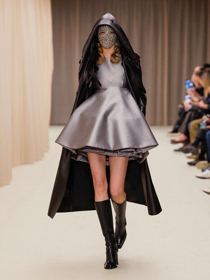 defile mcqueen automne-hiver 2026-2027 à la fashion week de paris