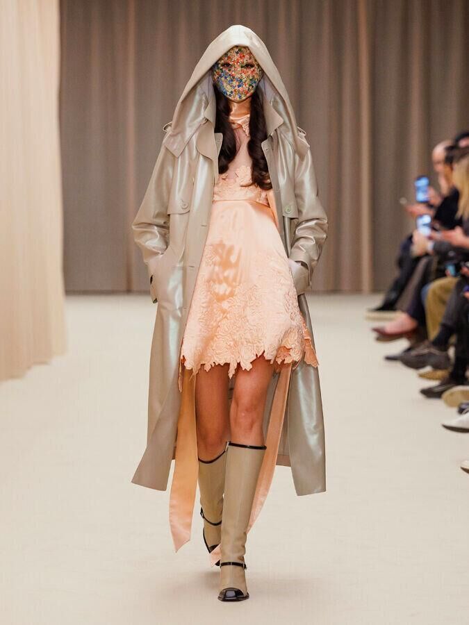 defile mcqueen automne-hiver 2026-2027 à la fashion week de paris