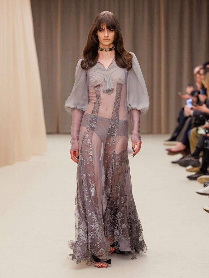 defile mcqueen automne-hiver 2026-2027 à la fashion week de paris