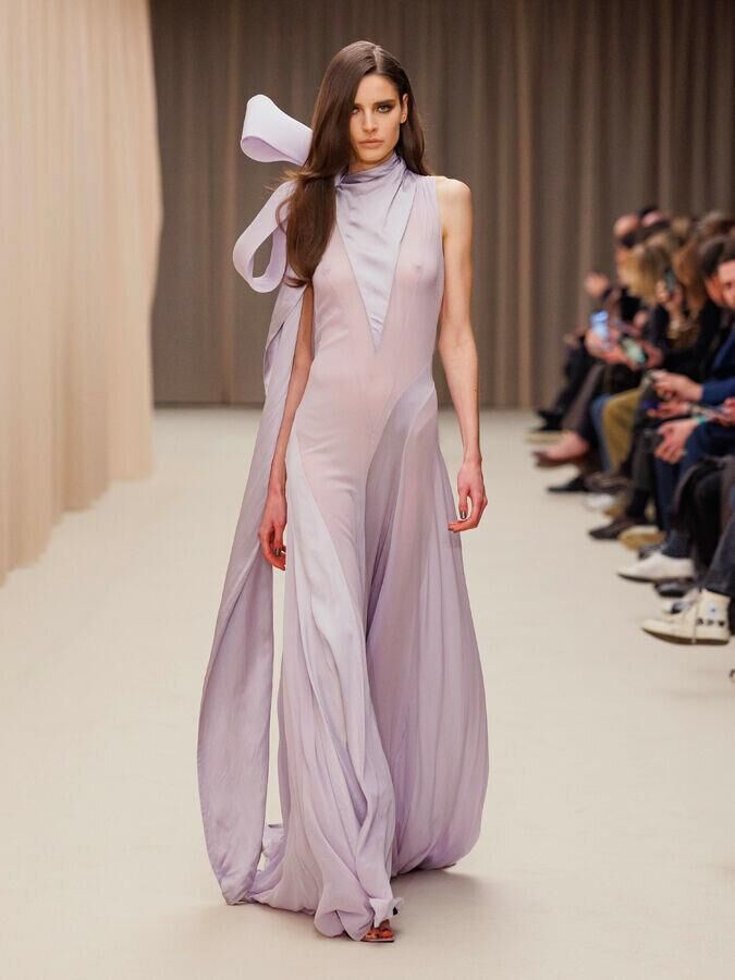 defile mcqueen automne-hiver 2026-2027 à la fashion week de paris