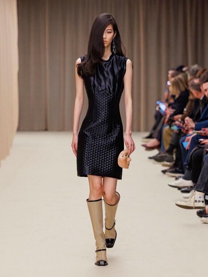 defile mcqueen automne-hiver 2026-2027 à la fashion week de paris
