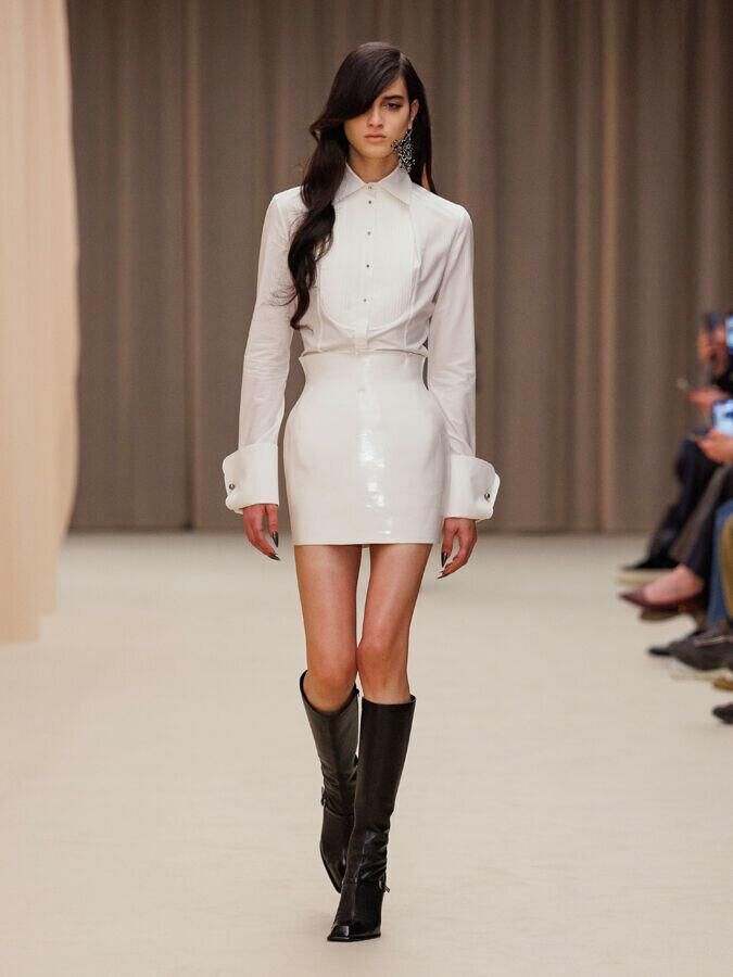 defile mcqueen automne-hiver 2026-2027 à la fashion week de paris