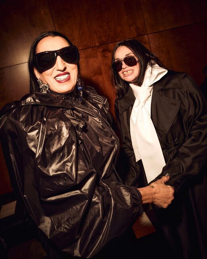 rossy de palma et beatrice dalle au defile saint laurent automne-hiver 2026-2027 à la fashion week de paris