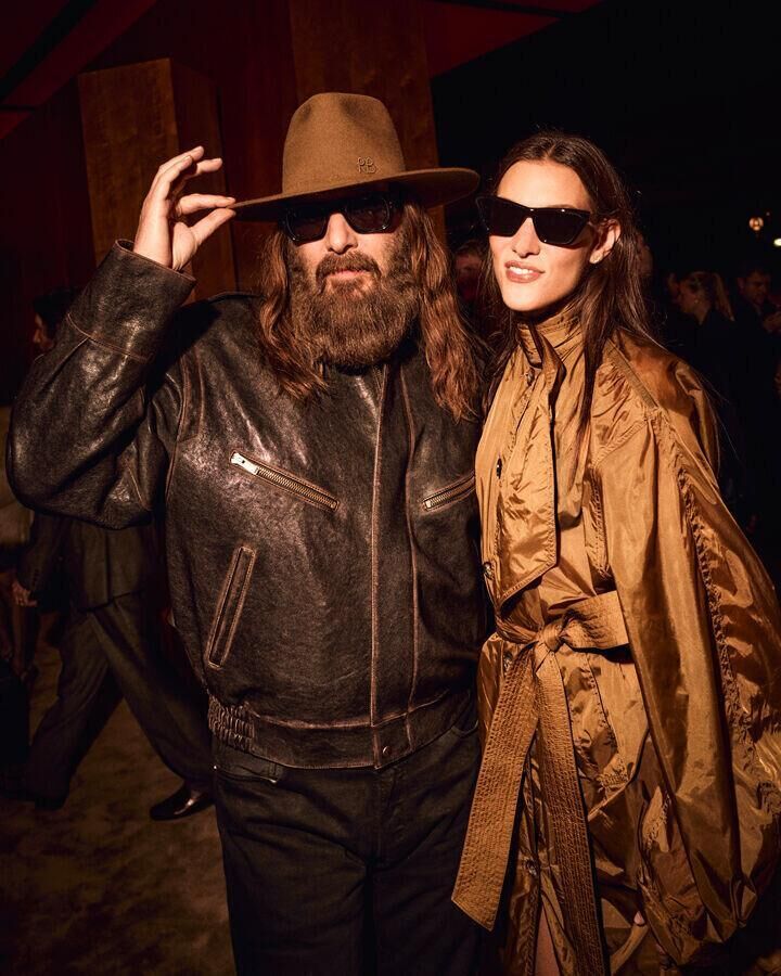 sebastien tellier et charlotte cardin au defile saint laurent automne-hiver 2026-2027 à la fashion week de paris