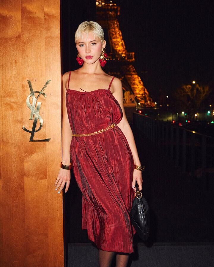 iris law au defile saint laurent automne-hiver 2026-2027 à la fashion week de paris