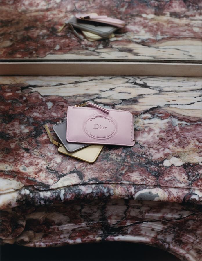 portefeuilles dior medaillon par jonathan Anderson