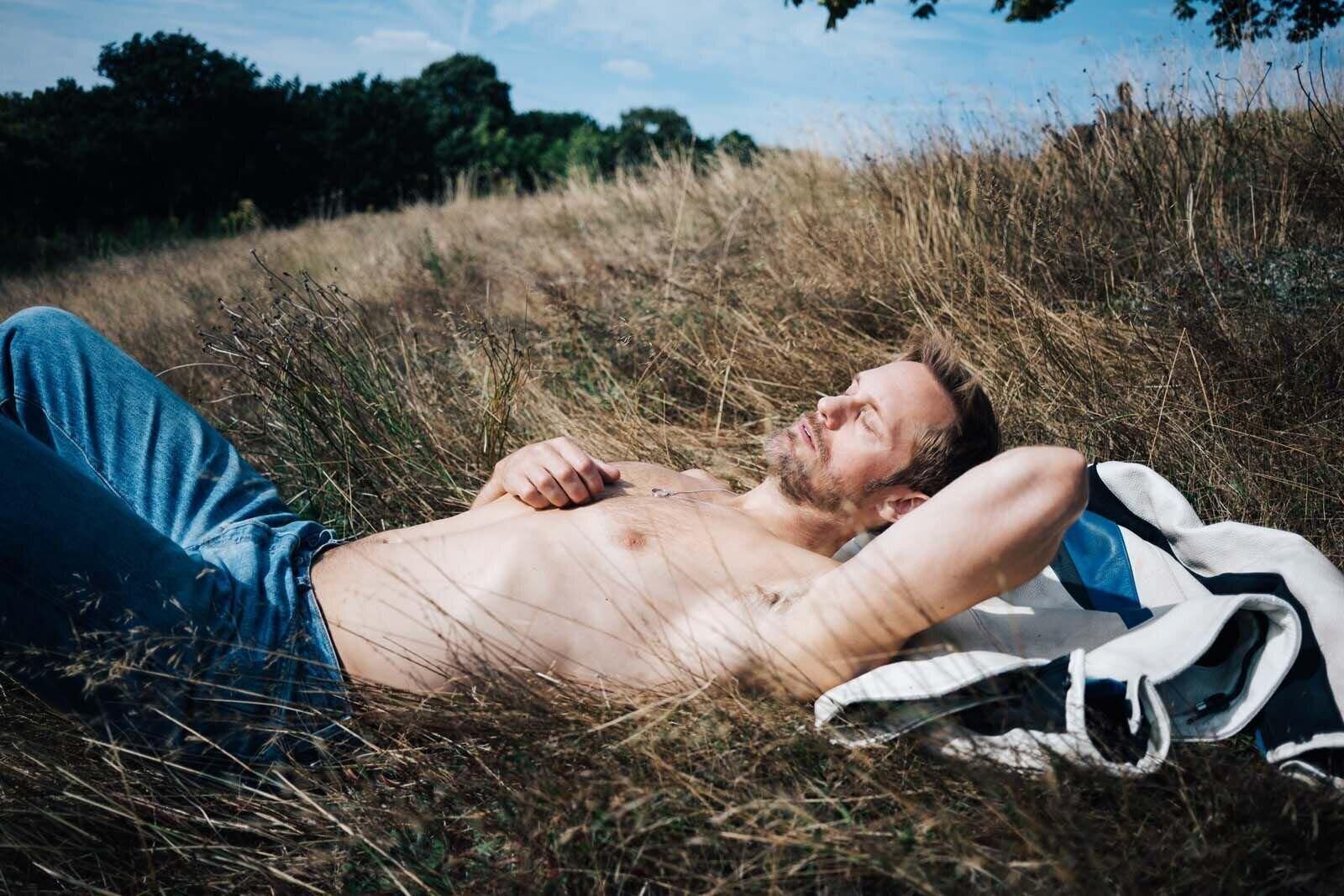 Alexander Skarsgård dans le film Pillion (2026). © Memento Distribution.