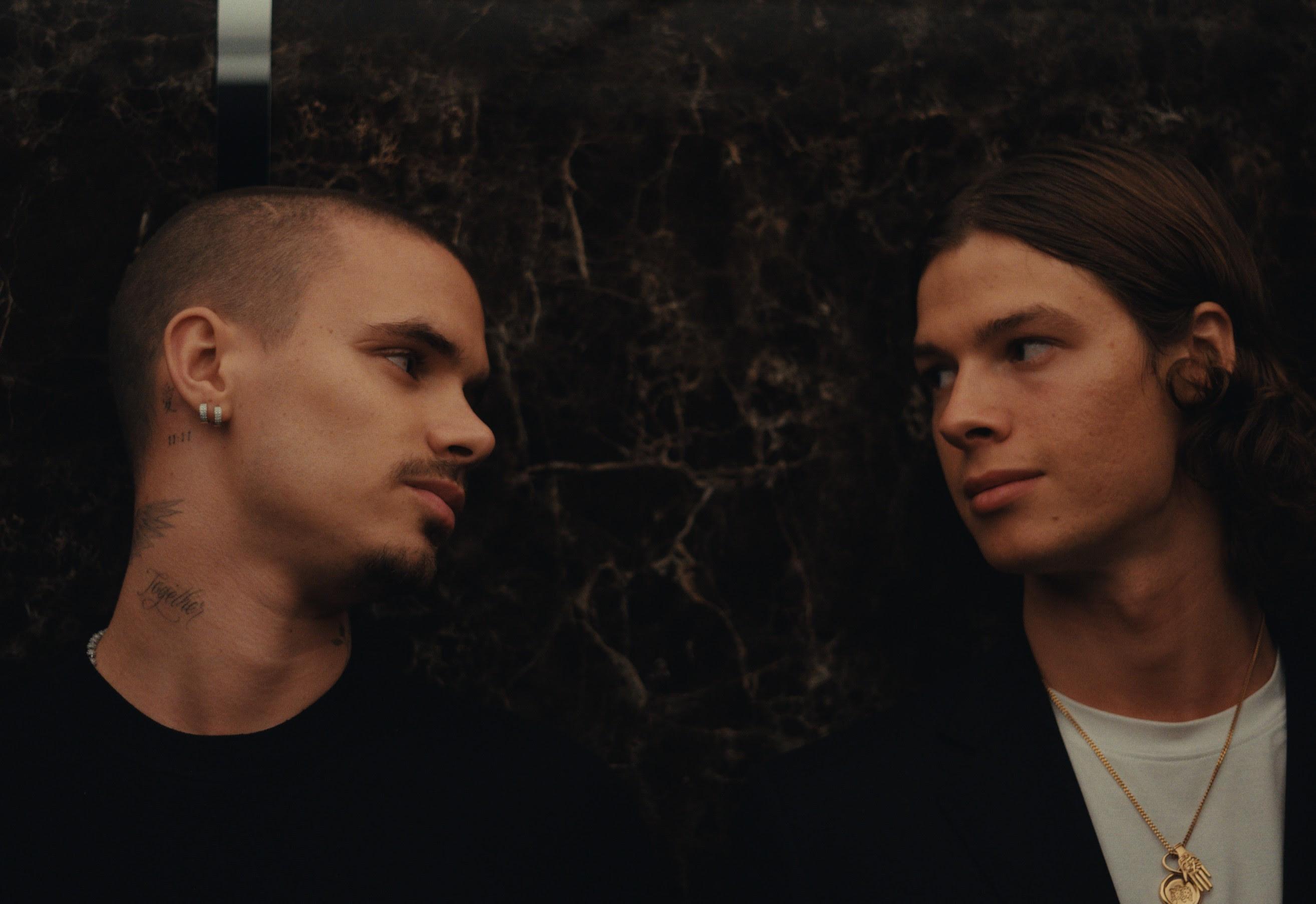 Romeo Beckham et Paul Kircher dans Forty Love. © 2026 CHI-FOU-MI PRODUCTIONS – STUDIOCANAL – MANNA STUDIOS