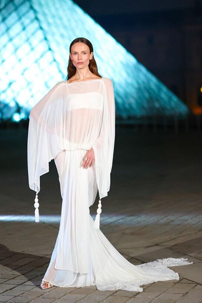 Natasha Poly en Jacquemus.