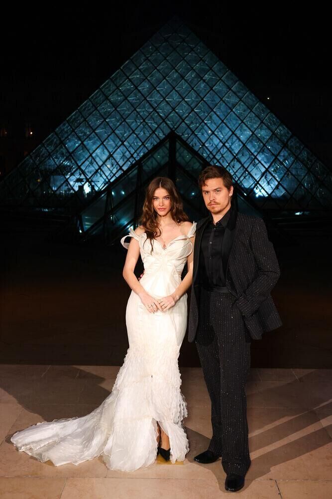 Barbara Palvin en Iris van Herpen avec Dylan Sprouse.