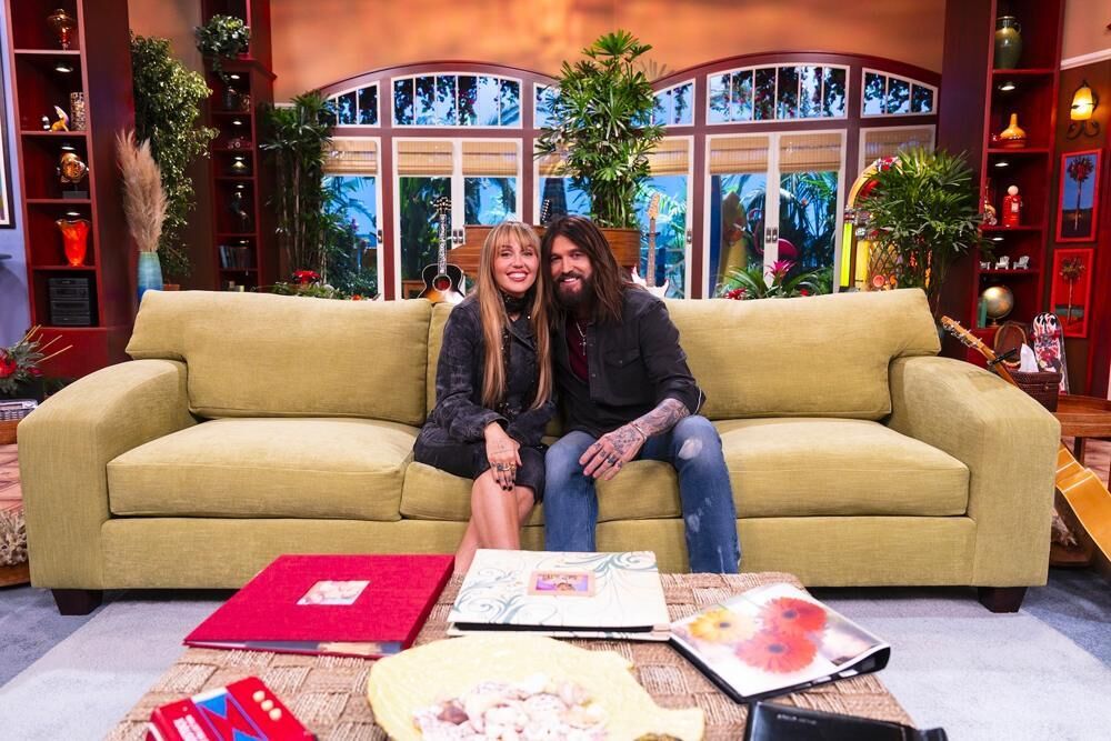 Miley Cyrus et son père Billy Ray Cyrus dans Hannah Montana : spécial 20 ans ! (2026). © Disney+