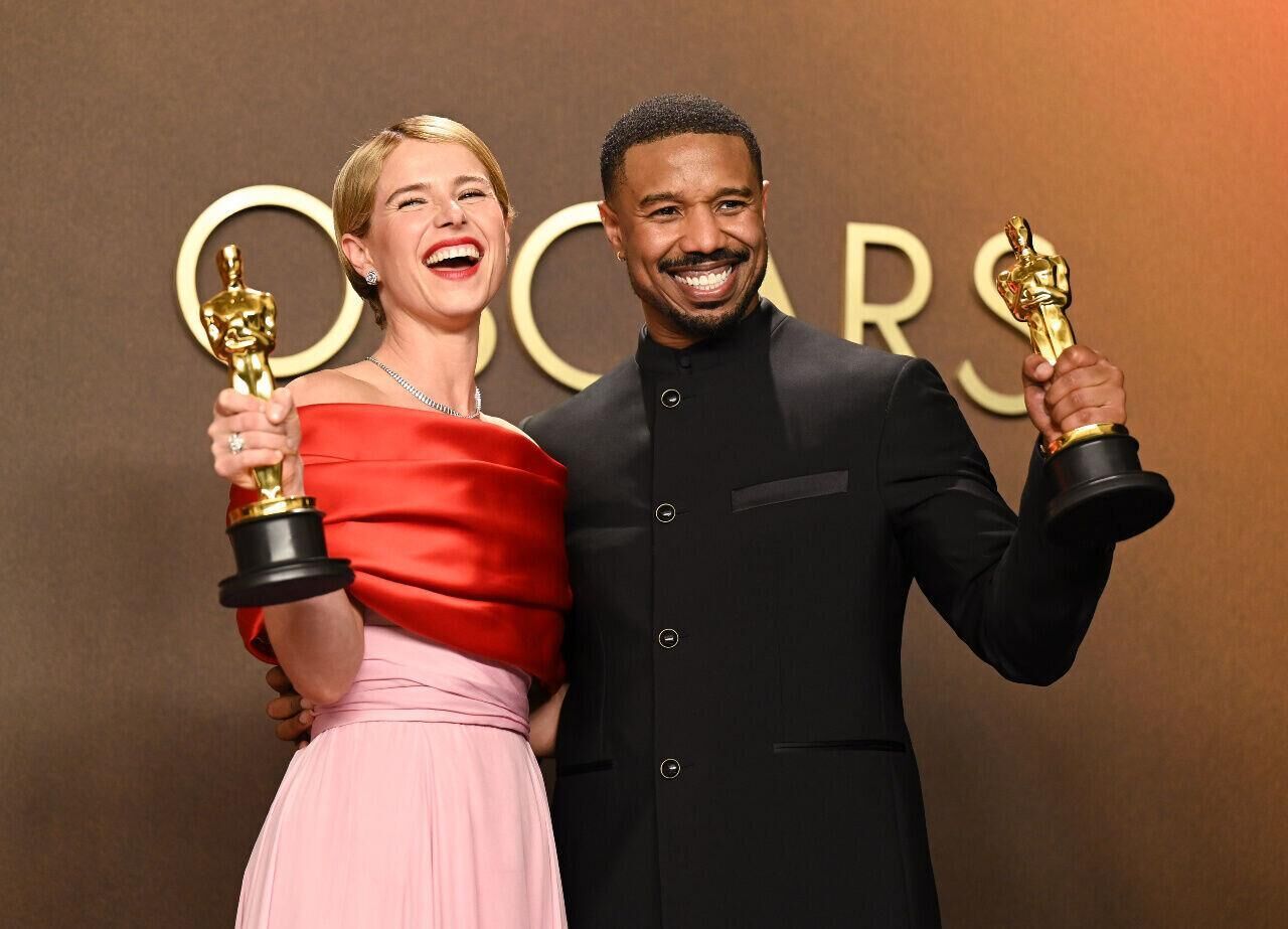 Jessie Buckley et Michael B. Jordan aux Oscars 2026.