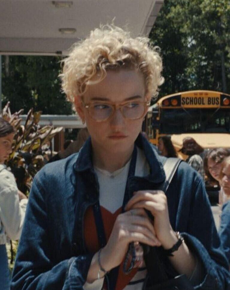 Julia Garner dans le film Evanouis.