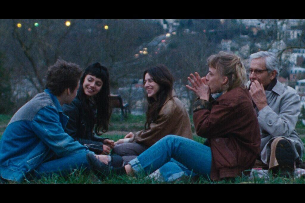 Noée Abita et Charlotte Gainsbourg dans le film Les Passagers de la nuit (2022) © Pyramide Distribution.