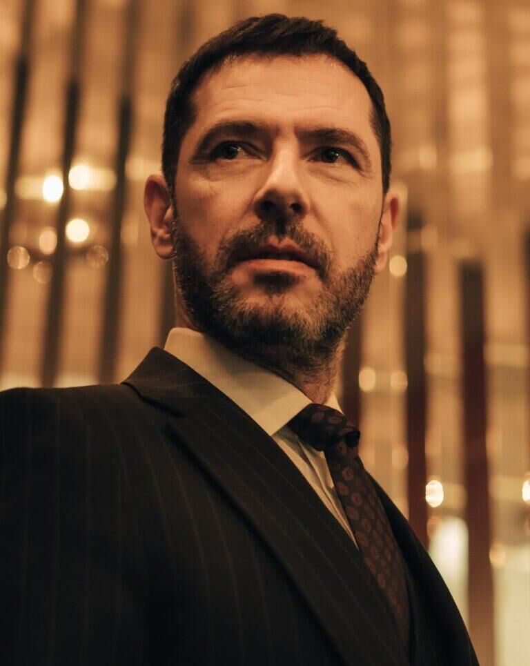 Melvil Poupaud dans la série Privilèges.