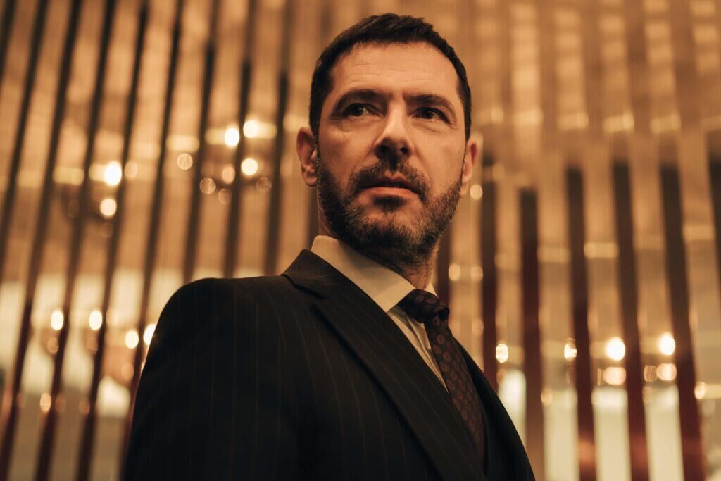 Melvil Poupaud dans la série Privilèges.