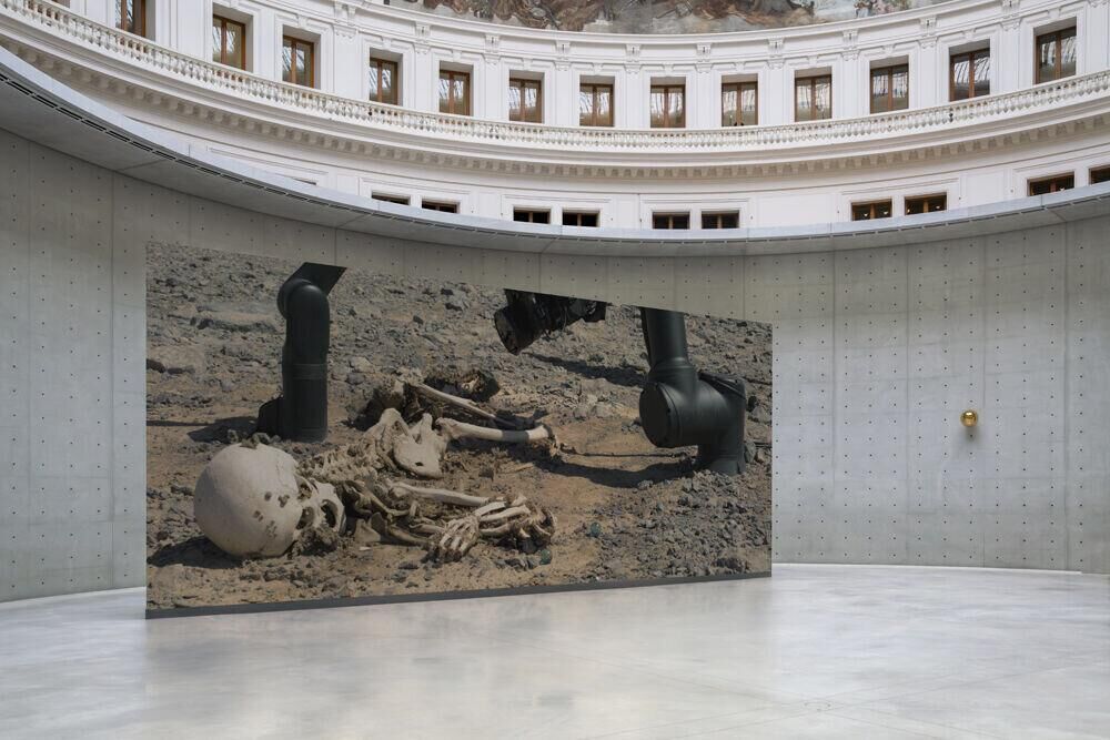 Pierre Huyghe, Camata (2024). Vue de l’exposition “Clair-obscur”, Bourse de Commerce – Pinault Collection, Paris, 2026.