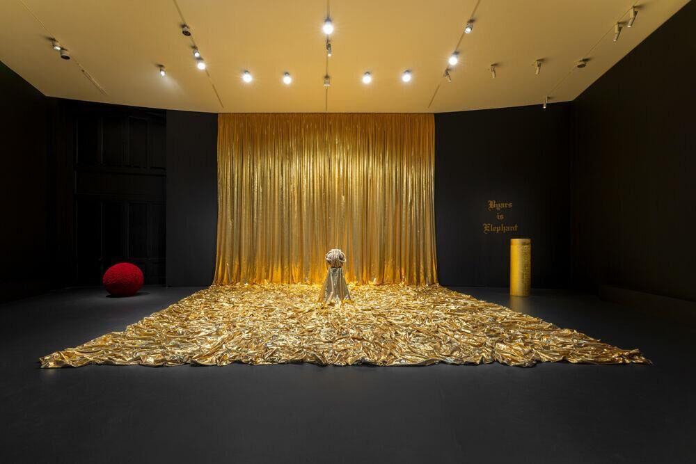 œuvre de James Lee Byars exposée à la Bourse de Commerce à Paris