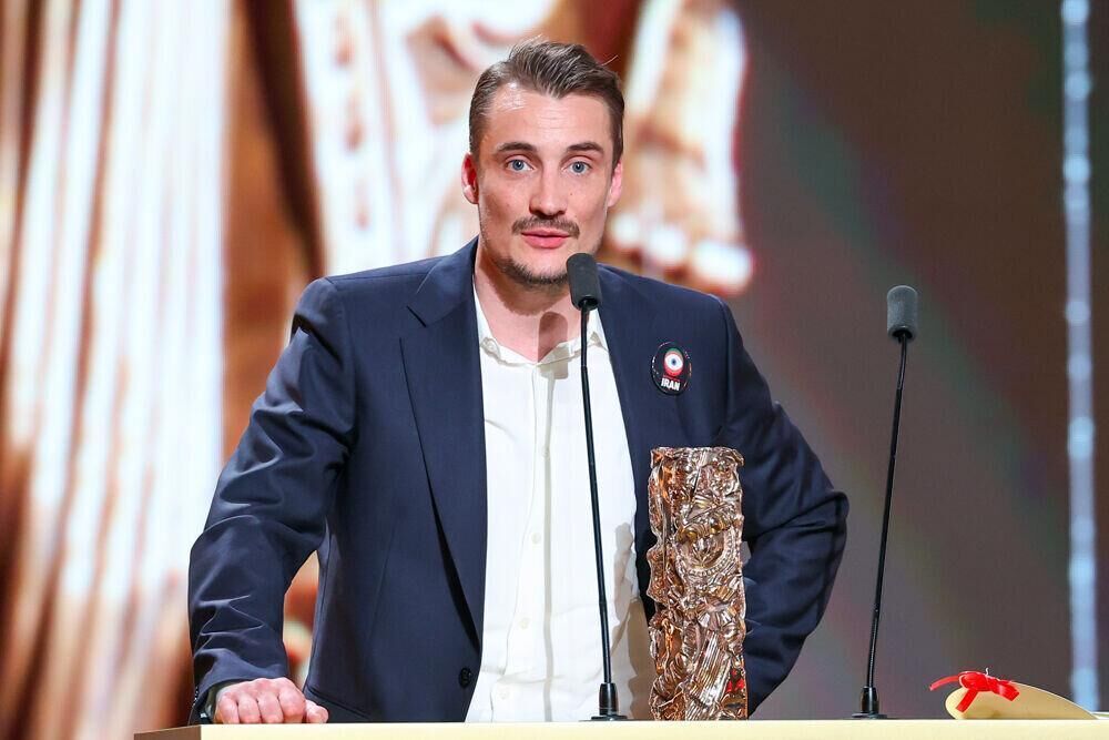 Pierre Lottin reçoit le César du meilleur second rôle masculin pour le film L'étranger (2025)