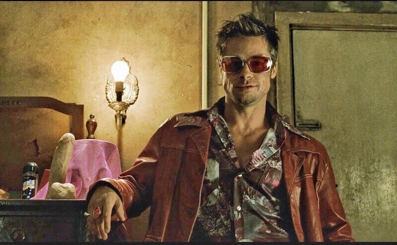 Brad Pitt porte une paire de lunettes Oliver Peoples 523 dans le film Fight Club (1999) © Splendor Films.