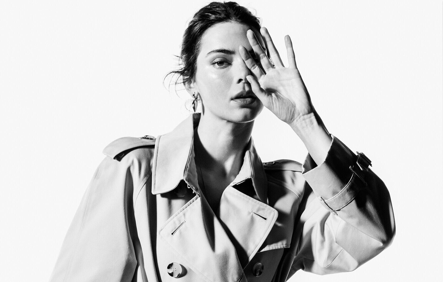 kendall jenner pour burberry campagne the trench, portraits of an icon