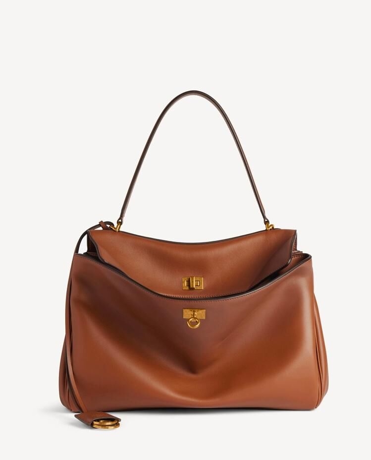 Sac cabas à main Rodeo, Balenciaga.
En cuir de veau brun clair, 3 800 €.