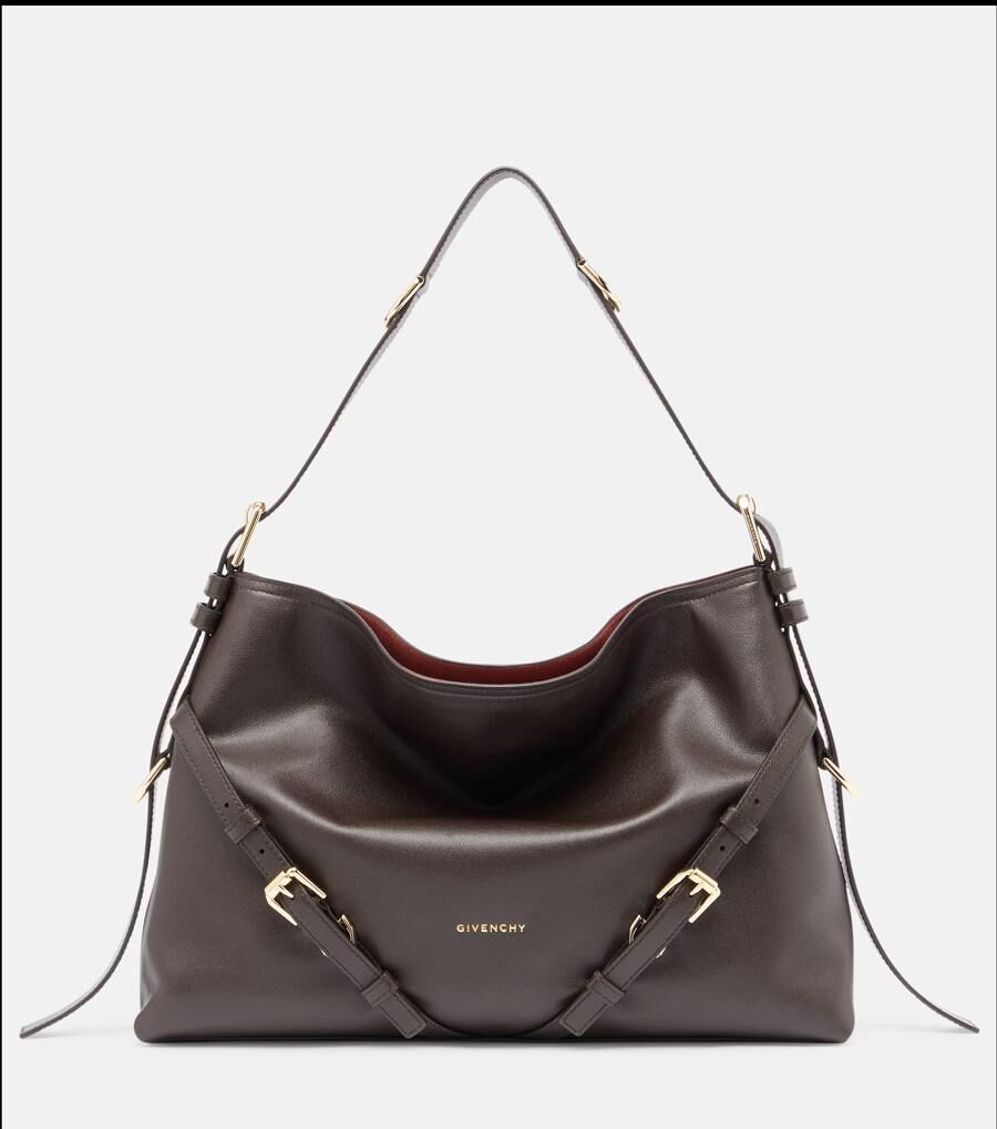Sac Voyou, Givenchy.
En cuir marron, 2 400 €.