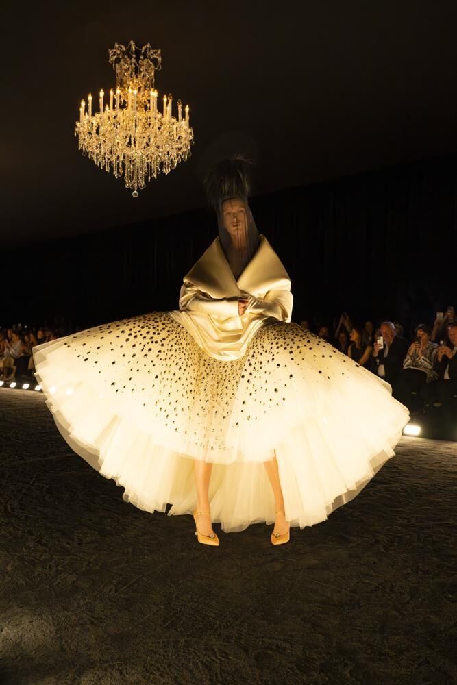 Robe du défilé Schiaparelli haute couture par Daniel Roseberry dans l'exposition au Victoria and Albert Museum de Londres en 2026