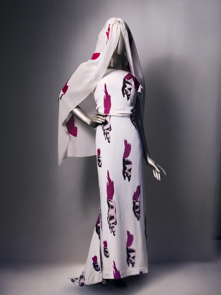 Robe avec voile par Elsa Schiaparelli et Salvador Dalí, été 1938, dans l'exposition au Victoria and Albert Museum de Londres en 2026