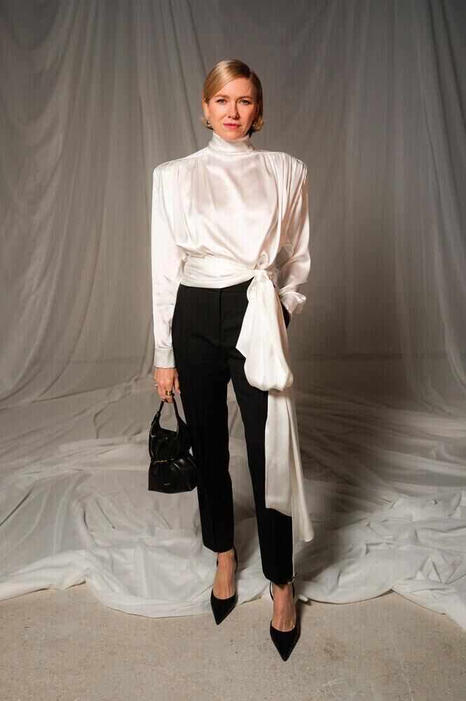 naomi watts au défilé balmain automne-hiver 202-2027 à la fashion week de paris