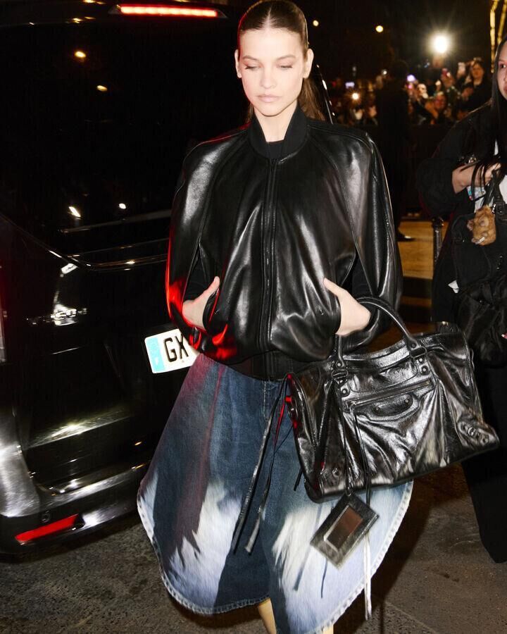 barbara palvin au defile balenciaga automne-hiver 2026-2027 à la fashion week de paris