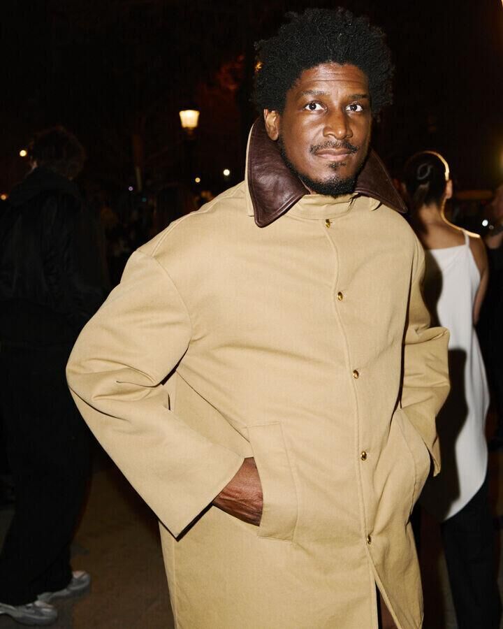 labrinth au defile balenciaga automne-hiver 2026-2027 à la fashion week de paris