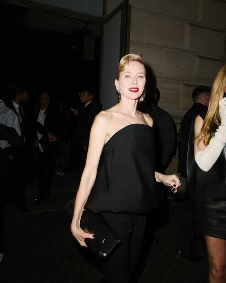 naomi watts au defile balenciaga automne-hiver 2026-2027 à la fashion week de paris