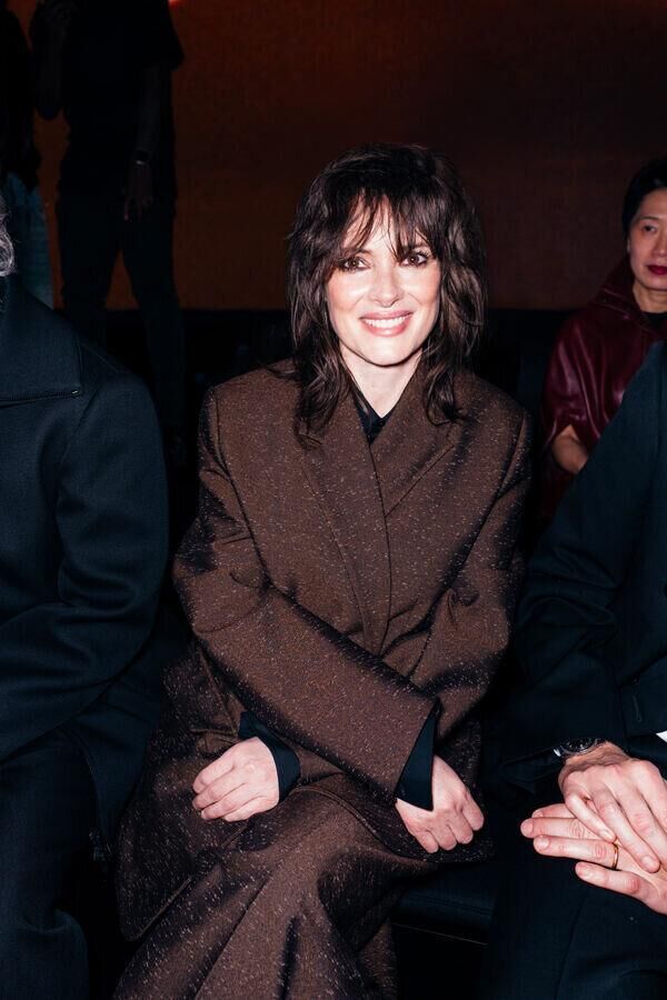 winona ryder au defile balenciaga automne-hiver 2026-2027 à la fashion week de paris