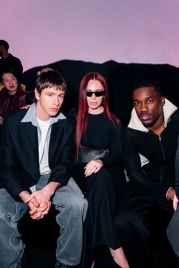 Harris Dickinson, Rose Gray & Giveon au defile balenciaga automne-hiver 2026-2027 à la fashion week de paris
