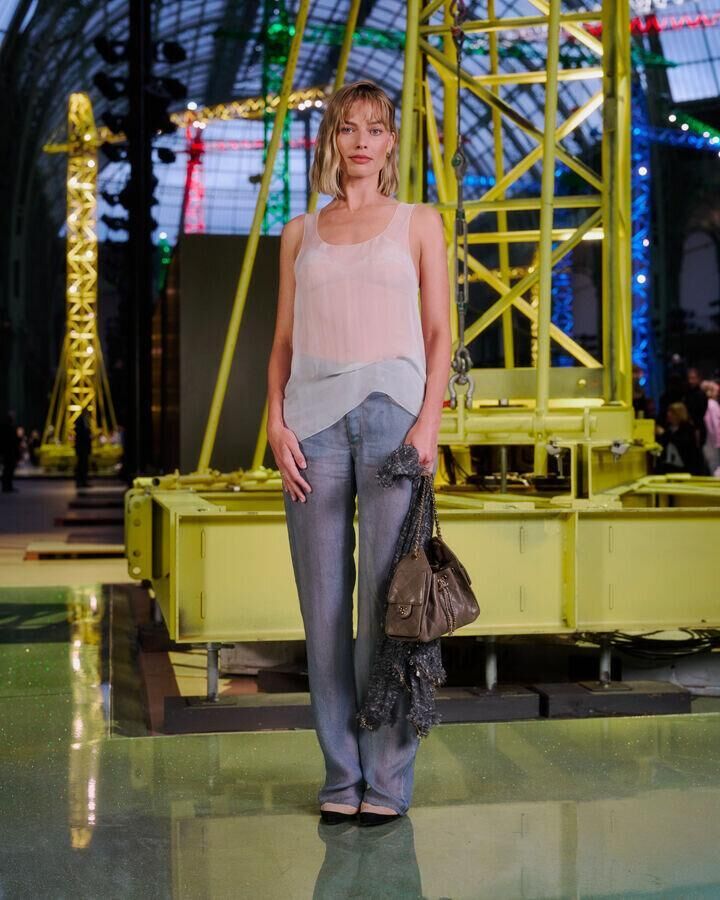 margot robbie au defile chanel automne-hiver 2026-2027 à la fashion week de paris