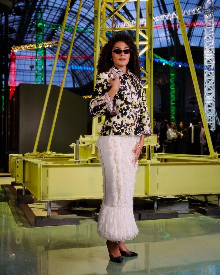 olivia dean au defile chanel automne-hiver 2026-2027 à la fashion week de paris