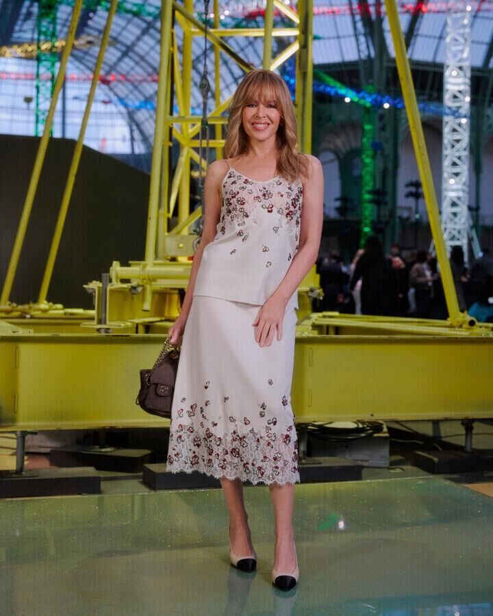 kylie minogue au defile chanel automne-hiver 2026-2027 à la fashion week de paris