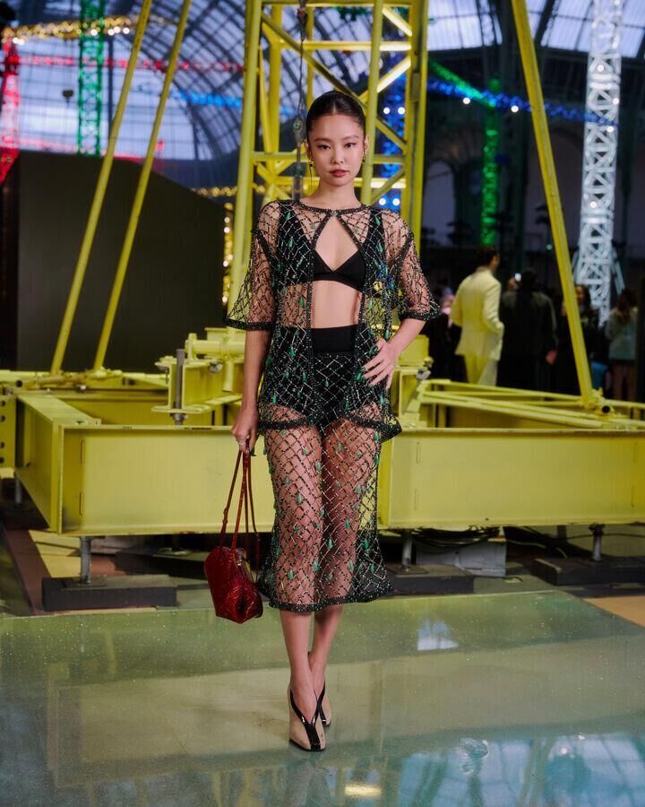 jennie kim au defile chanel automne-hiver 2026-2027 à la fashion week de paris