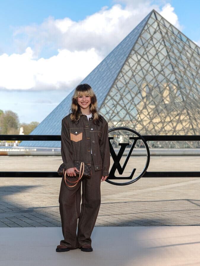 alysa liu au défilé louis vuitton automne-hiver 2026-2027 à la fashion week de paris