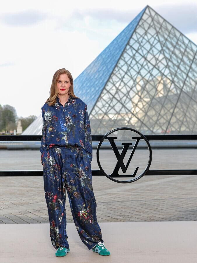 justine triet au défilé louis vuitton automne-hiver 2026-2027 à la fashion week de paris