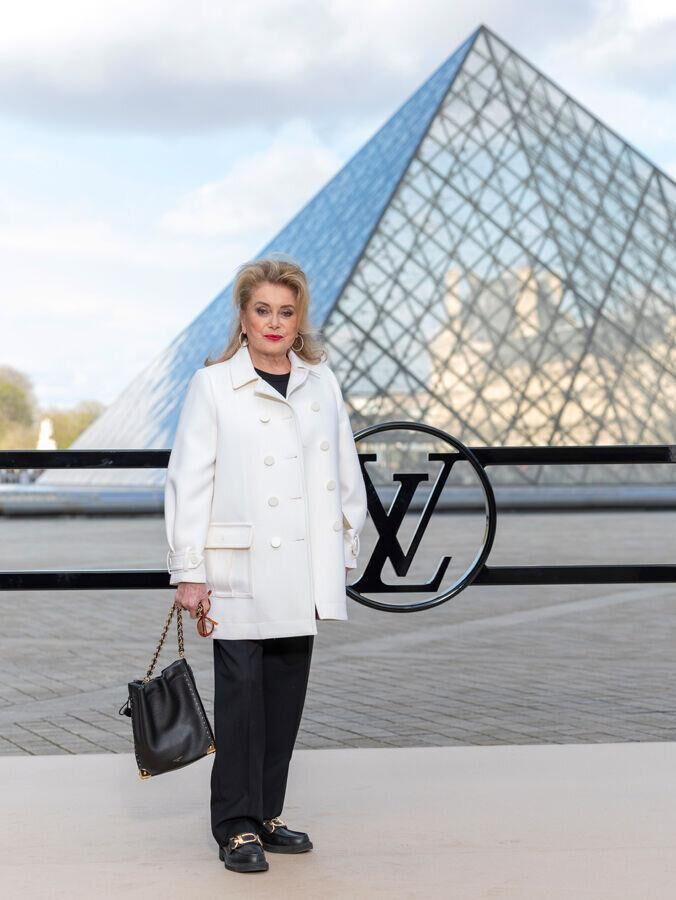 catherine deneuve au défilé louis vuitton automne-hiver 2026-2027 à la fashion week de paris