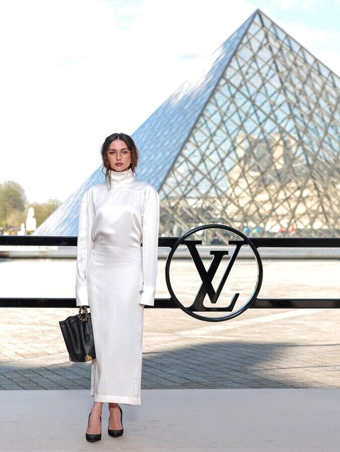 ana de armas au defile louis vuitton automne-hiver 2026-2027 à la fashion week de paris