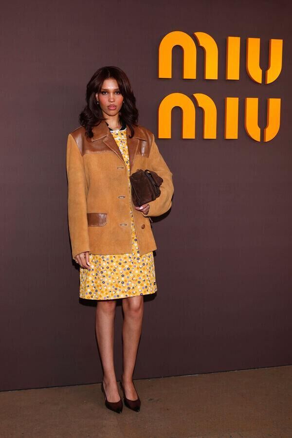 nara smith au defile miu miu automne-hiver 2026-2027 à la fashion week de paris