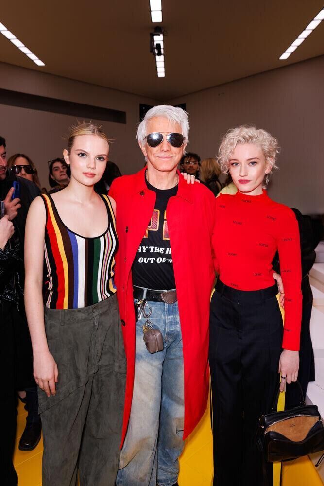 Isla Johnston, Baz Luhrmann et Julia Garner au défilé Loewe automne-hiver 2026-2027