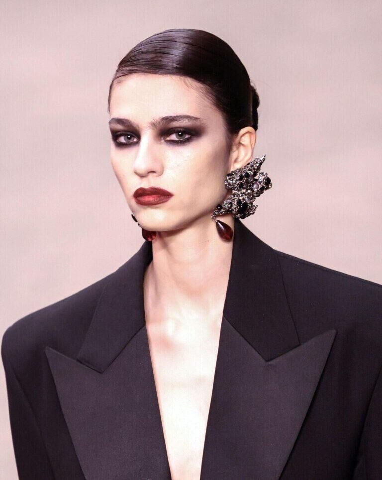 beauté défilé saint laurent automne-hiver 2026-2027 à la fashion week de paris