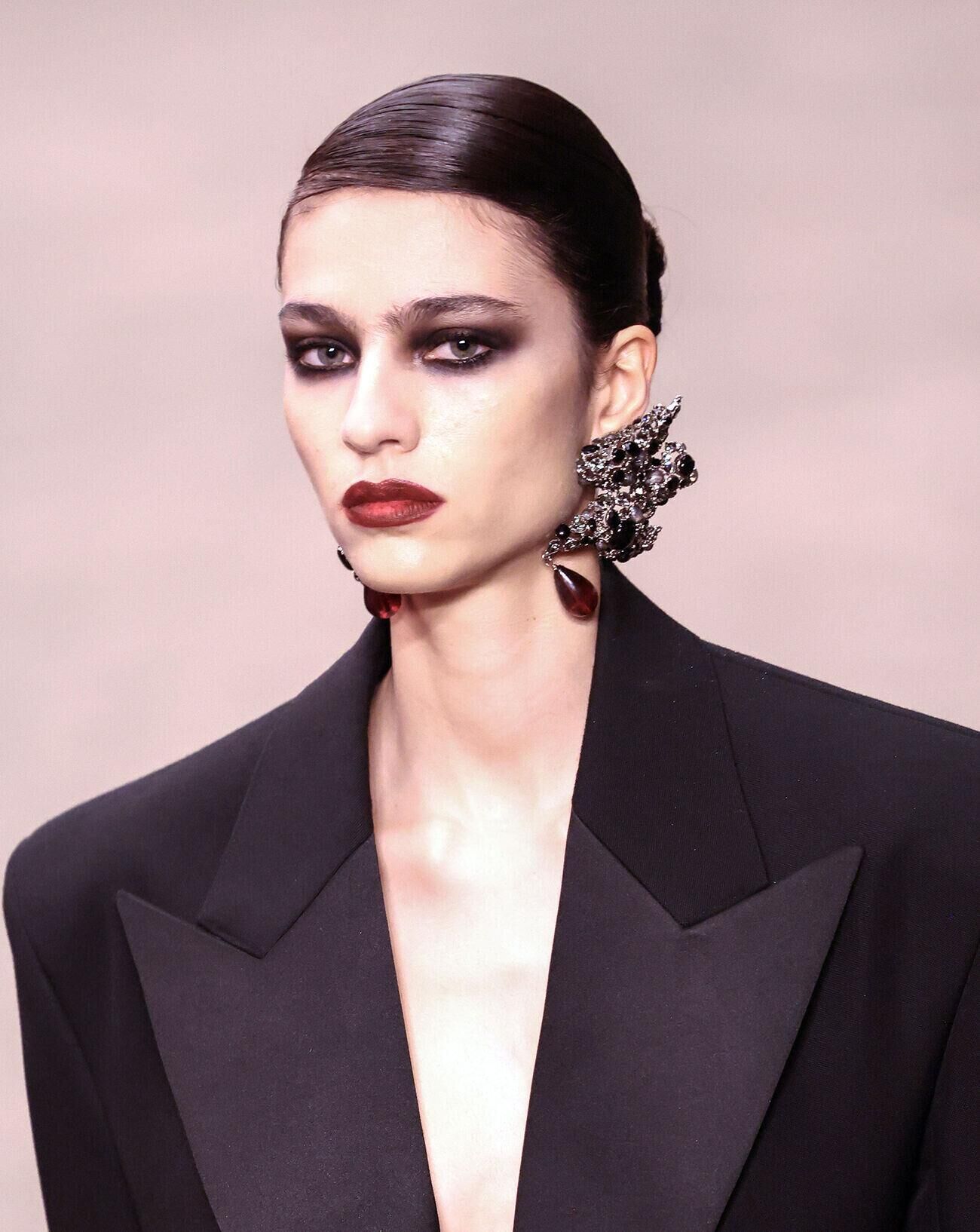 beauté défilé saint laurent automne-hiver 2026-2027 à la fashion week de paris