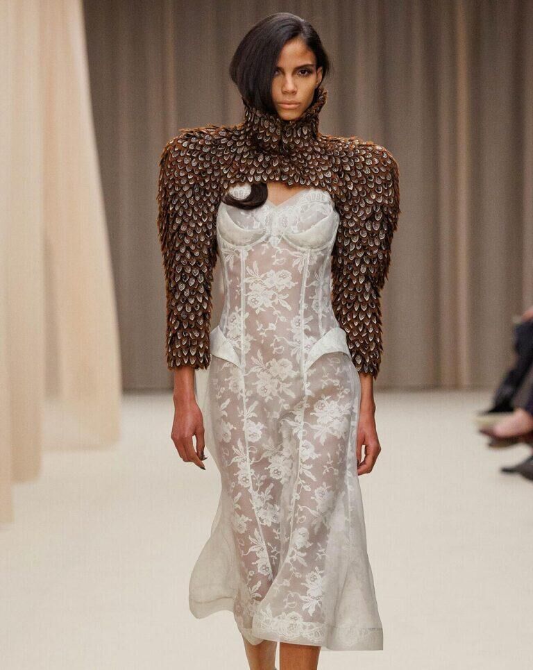 defile mcqueen automne-hiver 2026-2027 à la fashion week de paris